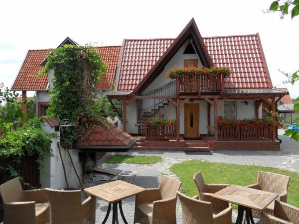 pensjonat z miejscem na grillowisko i stolikami