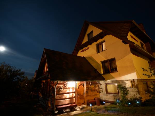 Dom z płazówką , wieczorem