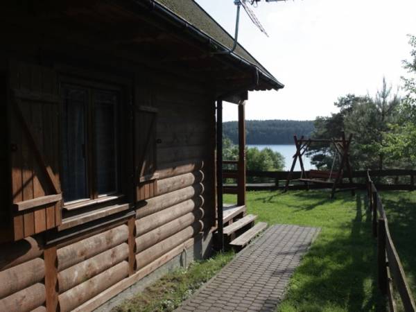 Domek piętrowy, bujawka i widok na jezioro