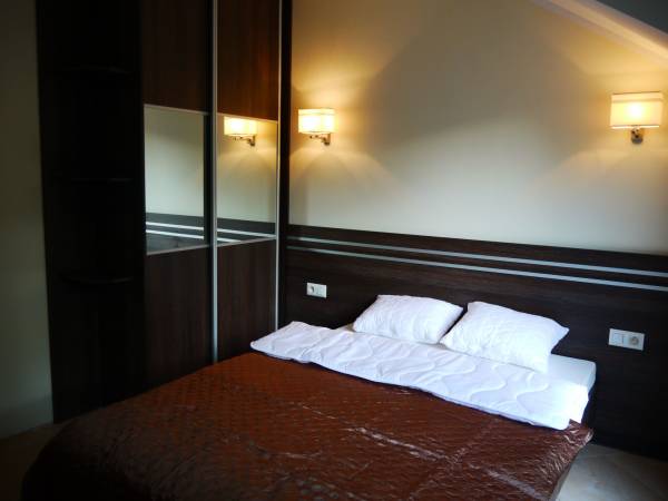 Pokój-apartament dla 2,3,4 osób urządzone identycznie.3 i 4 osobowy większe metraże.Znajdują się w górnej części budynku.