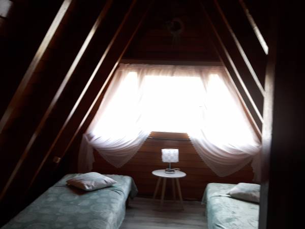 Dwa identyczne pokoje u gory w domku 8 osobowym.