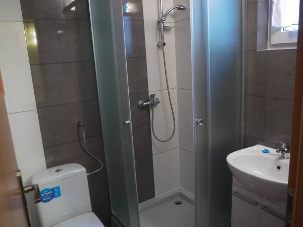 Łazienka w dolnej części budynku.