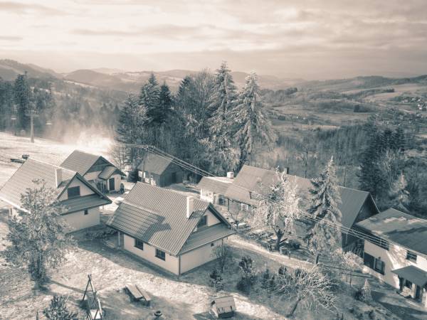 Widok na domki i Karczmę "Swojskie Klimaty"