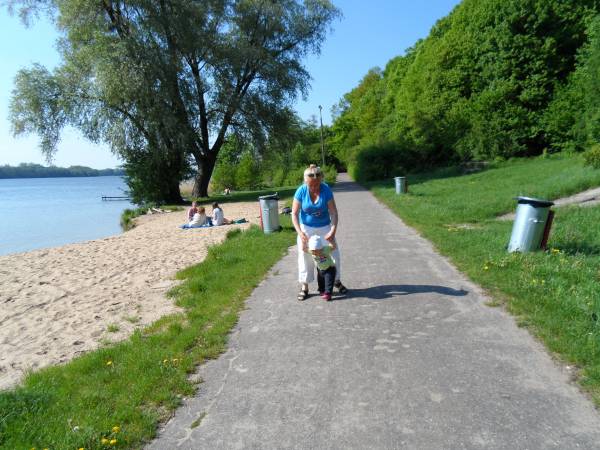 Widok plaży i ścieżki rowerowej w Krzyżownikach, 15 min pieszo od noclegu.