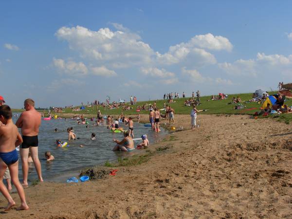 Plaża nad zalewem