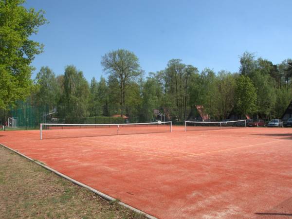 KORTY TENISOWE- 250 m od ośrodka