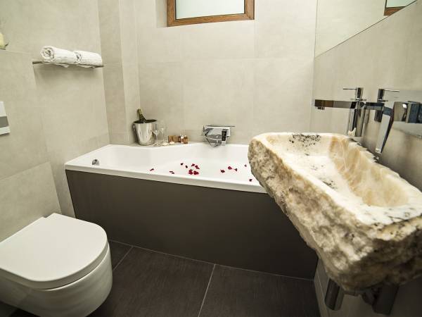 Łazienka z wanną przy salonie (piętro)