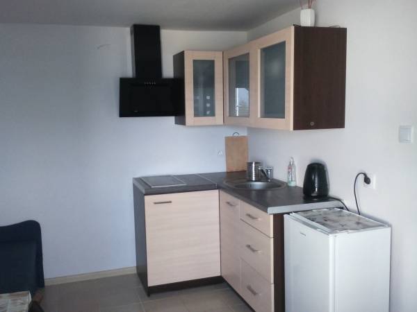 Aneks kuchenny w pokoju 2-3 osobowym z oddzielną sypialnią.