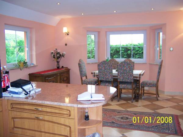 Przestronna jadalnia - widok z kuchni