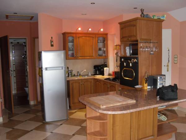 Nowoczesna kuchnia z pełnym wyposażeniem