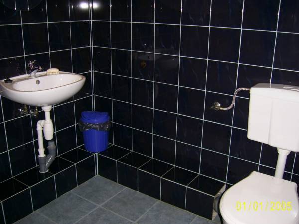 jedna z łazienek (w każdym pokoju znajduje się łazienka)