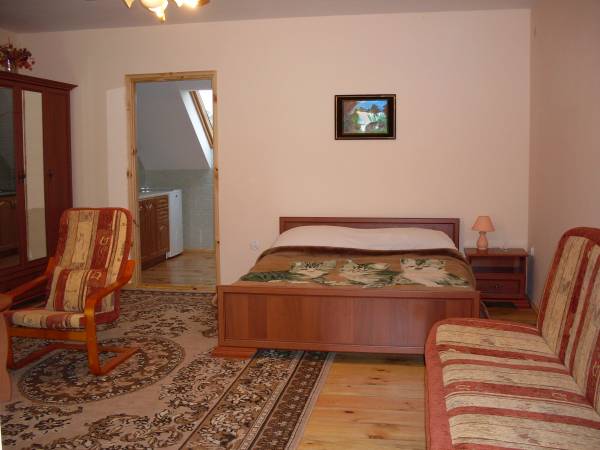 Te 2 zdjęcia pokazują apartament na piętrze o wyższym standardzie 3osobowy