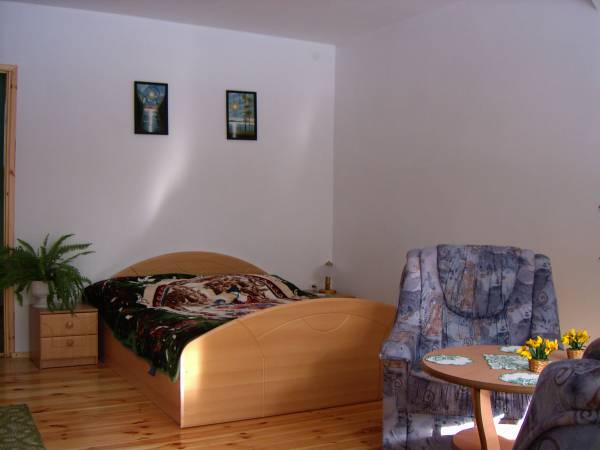 Kolejne 2 zdjęcia pokazują apartament piętrze