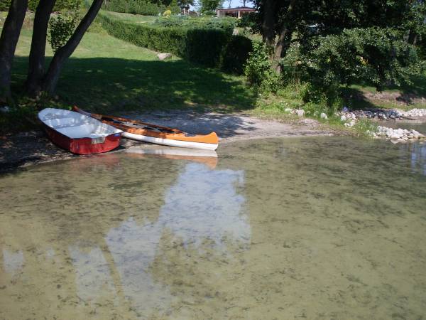Nasza piaszczysta plaża i łódka z kajakiem.