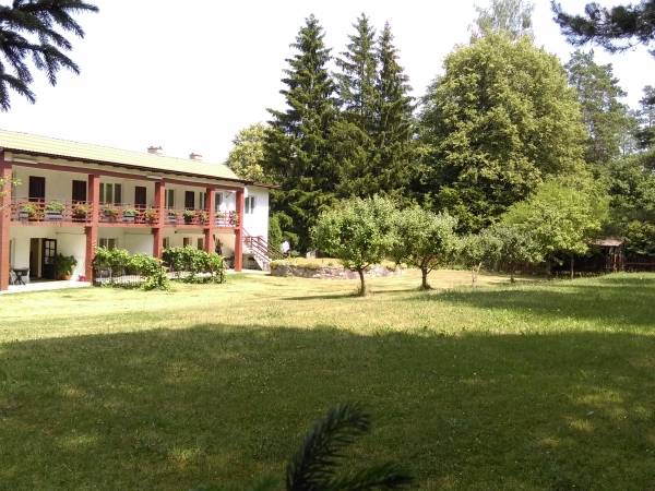 Dużo przestrzeni wokół brak bliskiego sąsiedztwa za płotem tylko las.