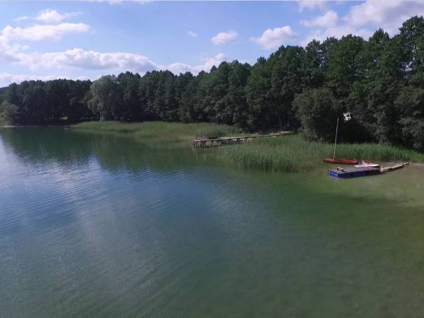 Na początku pomost, nasza plaża,łódka, kajak łagodne dojście.