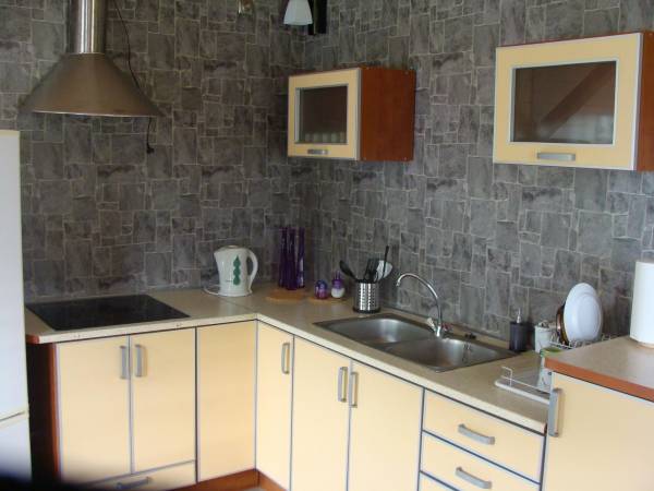 Aneks kuchenny wyposażony naczynia, sztućce, lodówka, czajnik, płyta ceramiczna