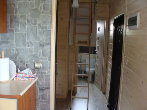 przedpokój z wejściem na poddasze - schody strychowe