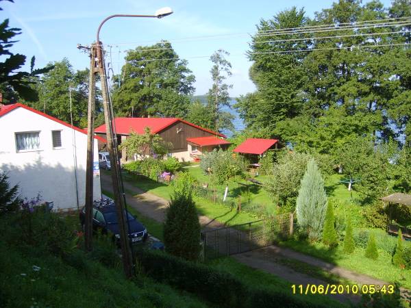 Każdy do dyspozycji miejsce na grilla, do wypoczynku, parking jak i plac zabaw.