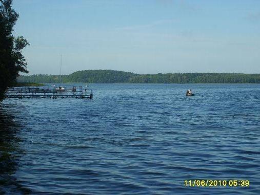 Idealnie czysta, krystaliczna woda w jeziorze. Własne kąpielisko.