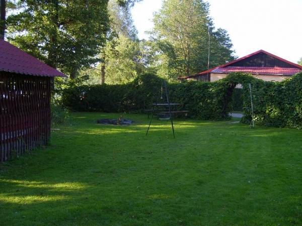 Posiadamy kilka miejsc, w których będziesz mógł swobodnie grillować, opalać się, palić ognisko, bawić się i grać.