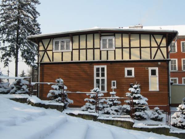 BUDYNEK SCHRONISKA
ul. Kolejowa 2