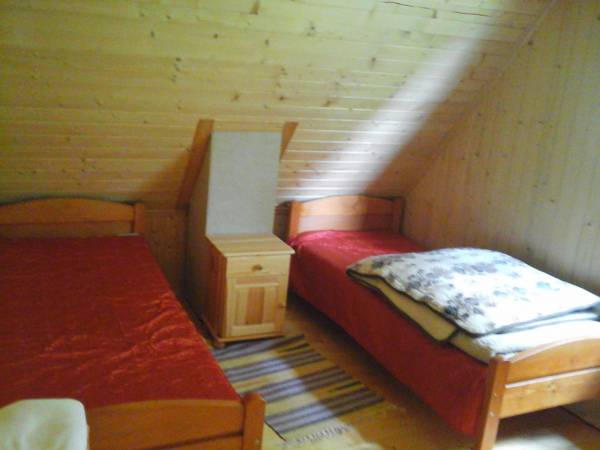 pojedyncze łóżka na poddaszu