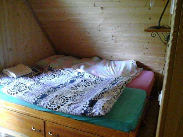 łóżko małżeńskie na poddaszu