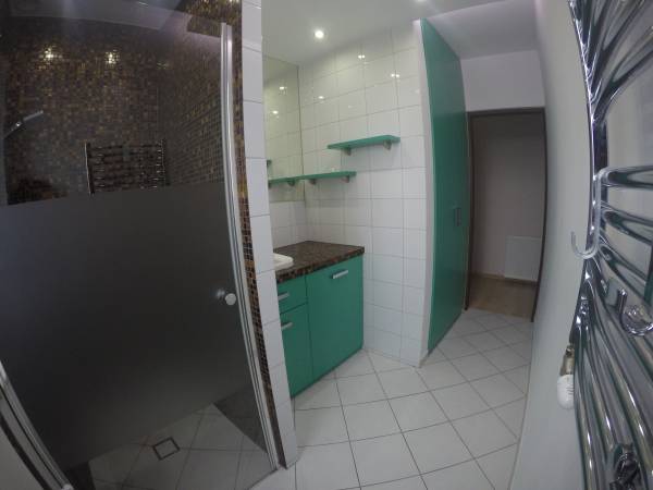 Apartament II-Łazienka z prysznicem