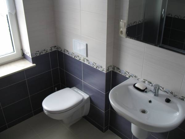 Nowoczene, duże łazienki dom Kochanowskiego 2