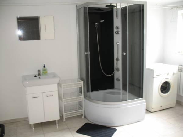 przestronna łazienka z pralnią