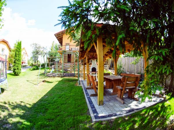 Otoczenie - kolejny grill, miejsca do posiedzenia, plac zabaw