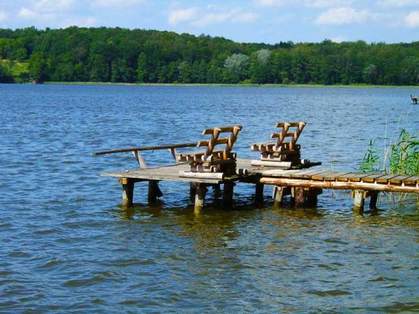 Dla spragnionych słońca i wody jest małe kąpielisko i pomost plażowy, a okoliczne lasy to raj dla amatorów rowerowych wycieczek.