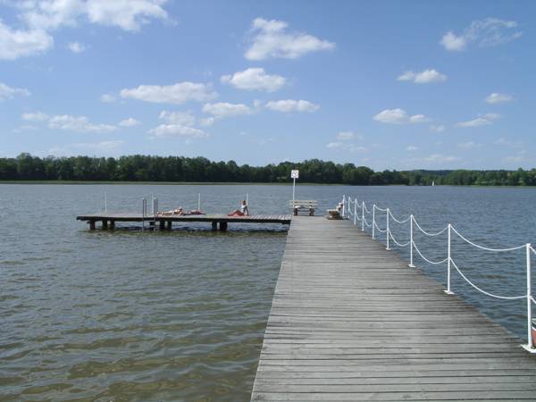 Dla spragnionych słońca i wody jest małe kąpielisko i pomost plażowy, a okoliczne lasy to raj dla amatorów rowerowych wycieczek.