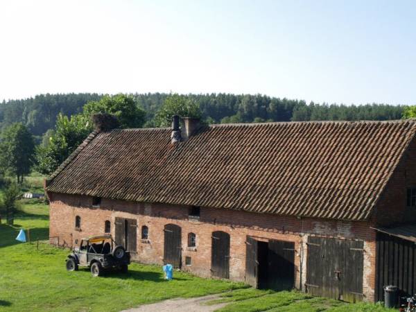 Czarna Strzała na podwórku.