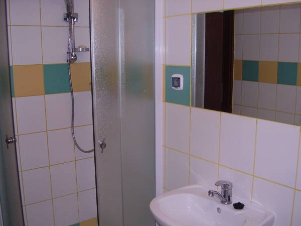 ŁAZIENKA POKÓJ 2-OSOBOWY NR " 1 "