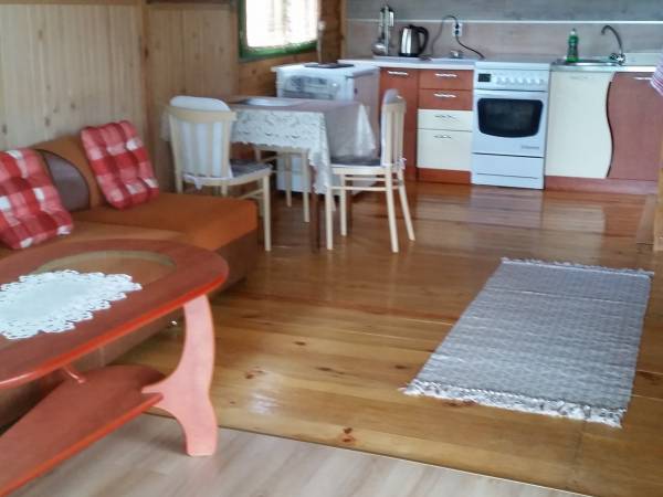 Aneks kuchenny z salonem w domku piętrowym