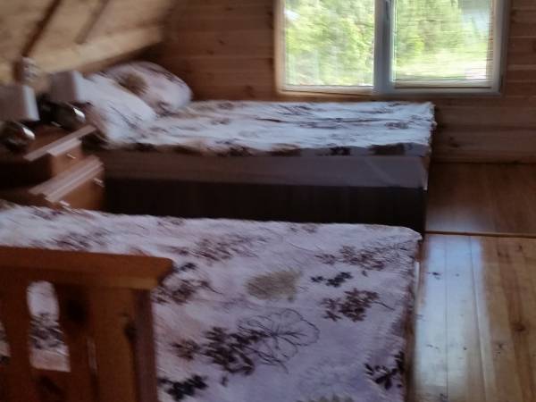 Jeden z dwóch pokoi sypialnianych w piętrowym domku