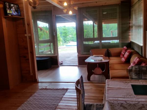 Część salonu w domku piętrowym