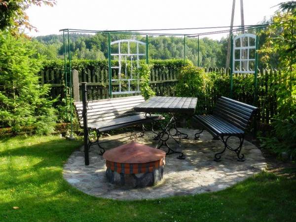 Ustronny kącik na grilla i ognisko