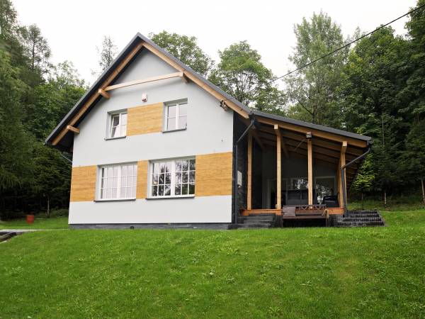 Widok na dom z otoczeniem