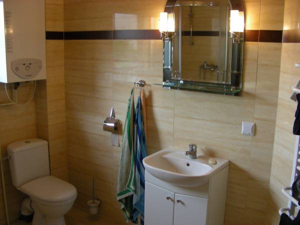 Dwie łazienki z prysznicami.