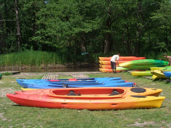 Do dyspozycji nowoczesne kajaki z wyposażeniem.