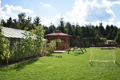 Szklarnia z warzywami i ogród