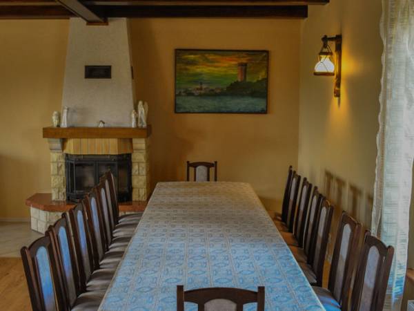 Salon a kominkiem i dużym stołem