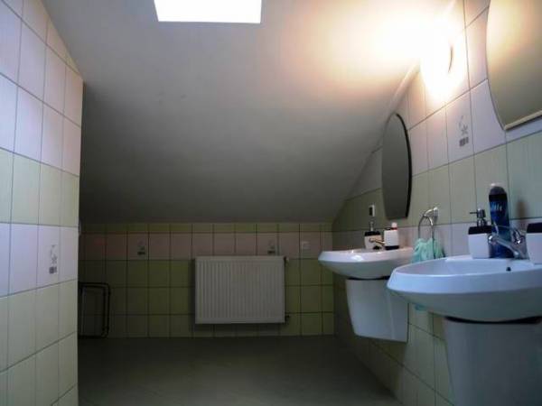 Duża toaleta z umywalkami dla pokojów z bez własnej łazienki