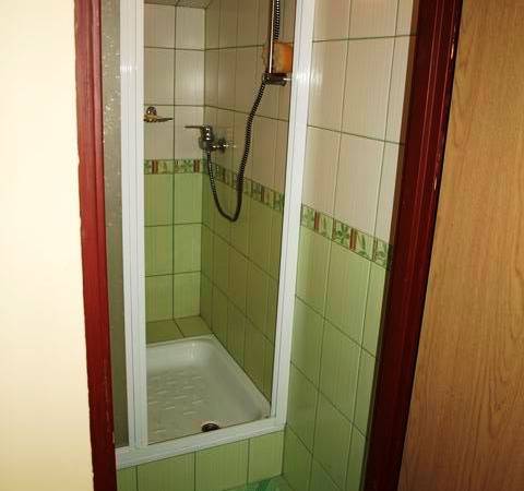 Osobny prysznic dla pokojów bez własnej łazienki