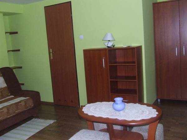 Pokój 4 osobowy z bezpośrednim dostępem do kuchni.