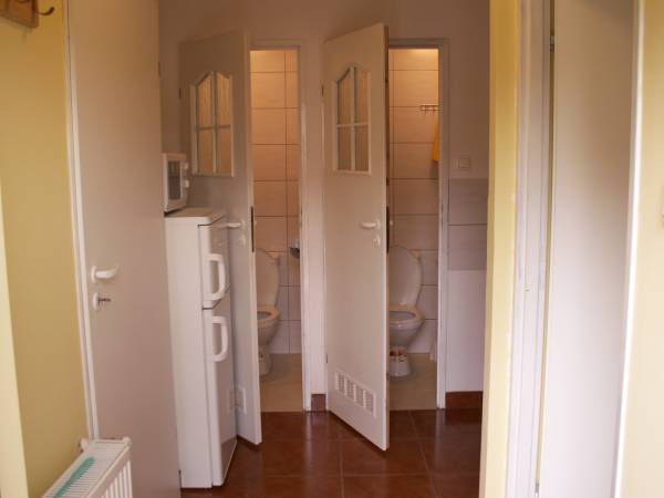 Aneks kuchenny, WC i łazienka na parterze.