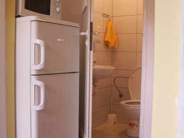 W każdym aneksie kuchennym jest lodówka i kuchenka mikrofalowa.